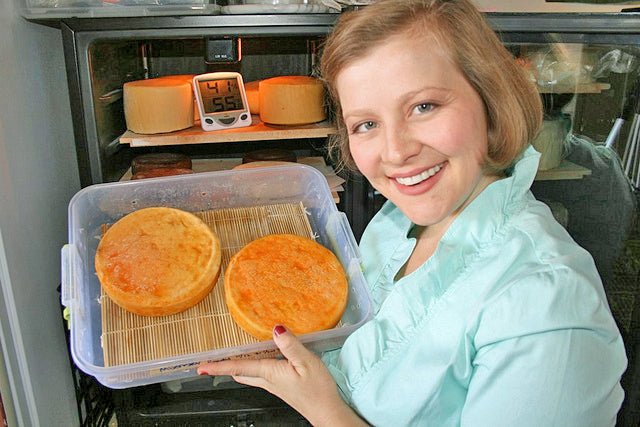 Bandage Wrapping with Rashel Harris - New England Cheesemaking Supply Company